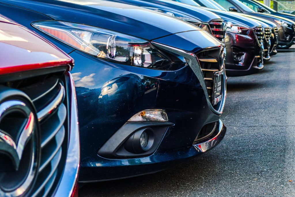 Řada moderních osobních aut připravených k pronájmu – Sof In Cars